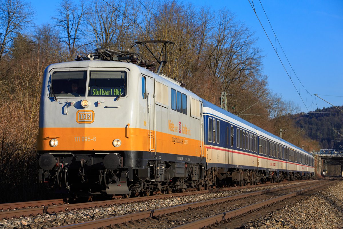 offical46696305's tweet photo. MEX13  Stuttgart Hbf行き
BR111-095-6 LAEリバイバル塗装+TRI客車
久々の編成写真の撮影且つ被りの心配も相まってかなり緊張した。
因みに翌日、釜のブレーキが故障したらしく今も消息不明のままである。 https://t.co/bVvzyAGLd6
