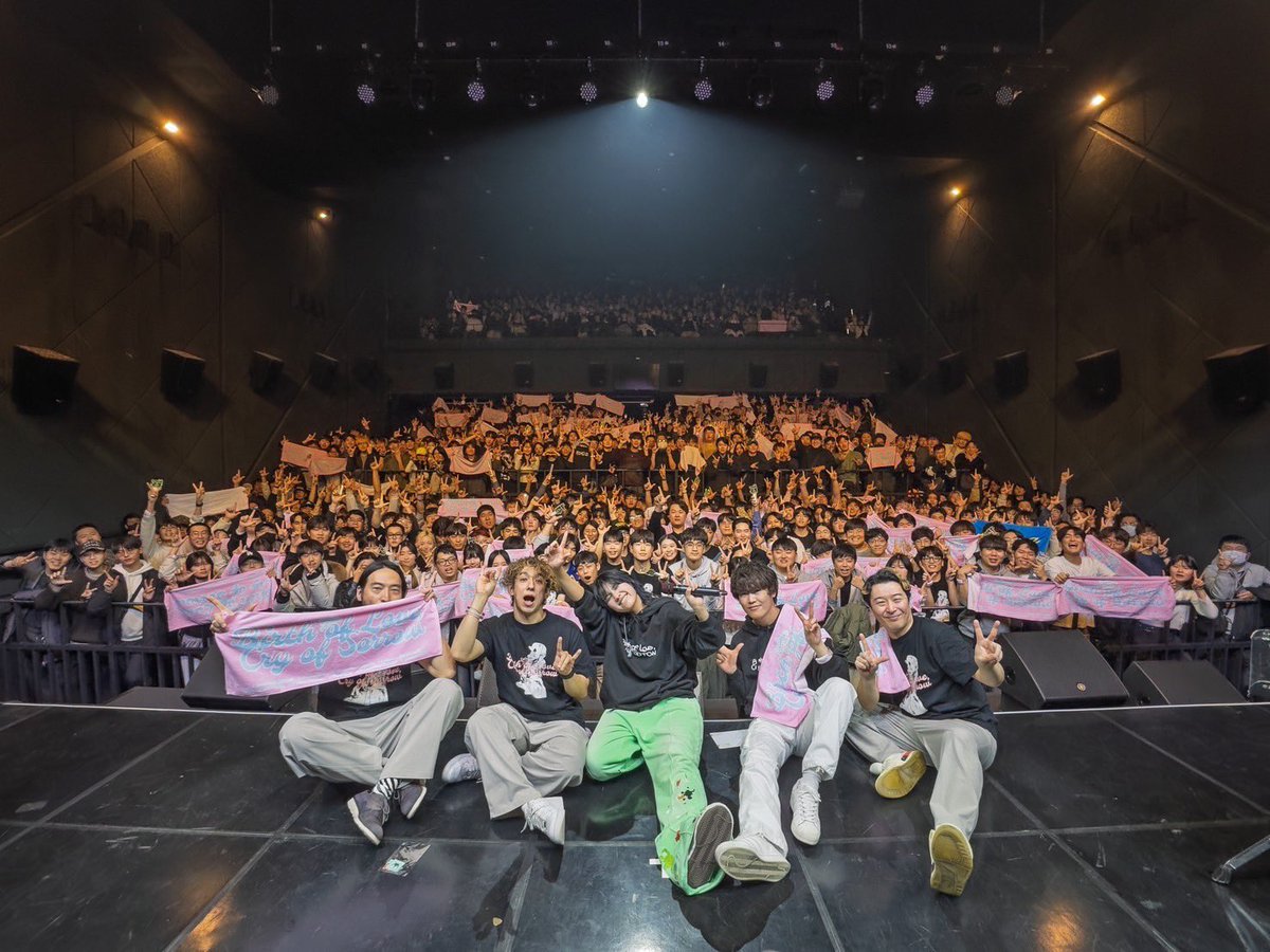 hinatabass_'s tweet photo. Leina Live Tour 2025 "愛の産声、哀の鳴き声" in Seoul

マサさん 、まきやまはる菜さんの代打でベース弾かせていただきました🎸

韓国での初ワンマン、会場が揺れるほどのシンガロング🔥
Leinaちゃんの音楽性、サウンドメイク、それ以外にもたくさん感銘を受けました。
ありがとうございました！！ https://t.co/vKlCFs1vTo