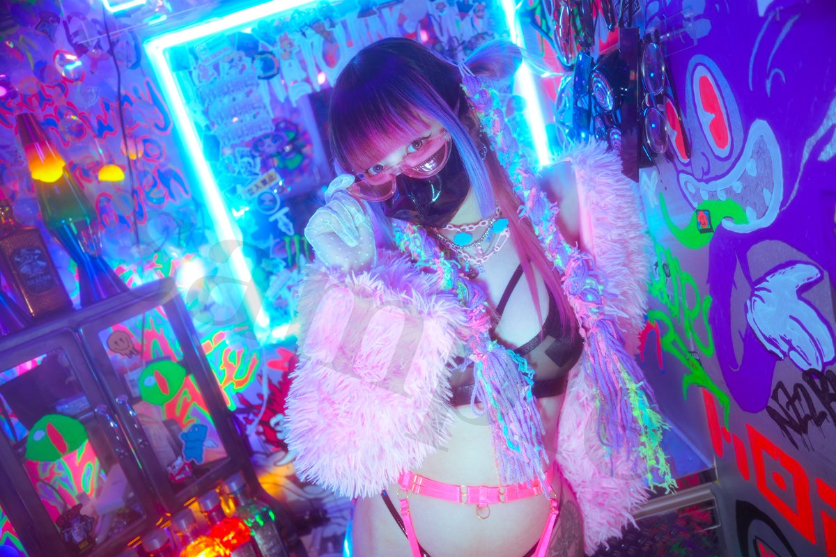 ykm08n's tweet photo. 新刊①
🤍✝️Divine Nightmare✝️🤍

個人的に超好きです…
もしこれが好きなら趣味が合うね…

ダークでかっこよくセクシーに、そして派手
闇のシスターのオンオフのような感じです👻

なんと歴代最多の72ページ🔥初めて背表紙作った👍
ダウンロード用のリンクもついていて、差分とかが見れるようになってます！こちらは100枚超えてます

見終わる頃には目がバグっちゃうかも🧠⚡️

📸:@404_shima 
🏩:@DWD_MOTEL
