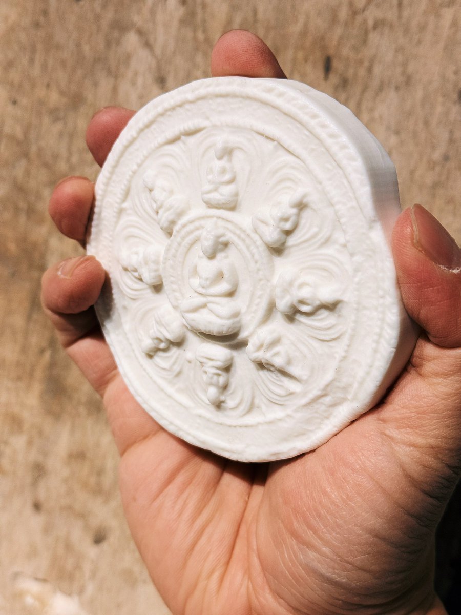 WANIMAL 印坯作品
古格王朝
無量壽佛壇城擦擦
材質 玉泥  

修行輪由八位修行者組成
中心佛陀呈盤坐說法狀身後佛光環繞
盤發高髻戴寶冠雙手結禪定印於膝上
托長壽寶瓶
雙足以金剛雙跏趺安住於
仰復式蓮花月輪上
無量壽佛為西方極樂淨土世界之主
以無盡願力誓度一切眾生
不捨悲願以無量光明
照耀獨行者

CNY 666