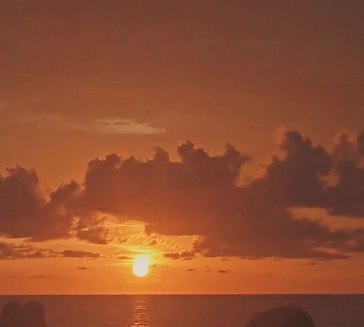 yttayguys's tweet photo. I'd like tell something...
idk, after seeing sunset berasa hangaat dan tenangg. The most people waiting from the best place this view.

So. I think i might become a sunset yang bisa menghangatkan suasana, ditunggu, dan dicari keberadaannya. https://t.co/NkOhdZMGFa