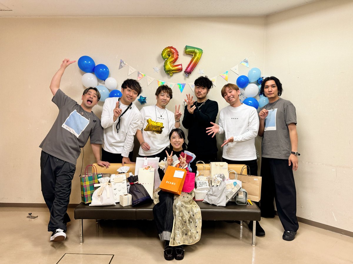 mone_tohoent's tweet photo. #yattokosa 広島！
みなさまサプライズにご協力いただきまして有難うございました🎁
…今回のプレゼントは全員統一・靴下！ライブで巡った全国各地のコンサートプロモーターさんたちからも🥺有難うございました🧦 https://t.co/E4Ma8YzTXh