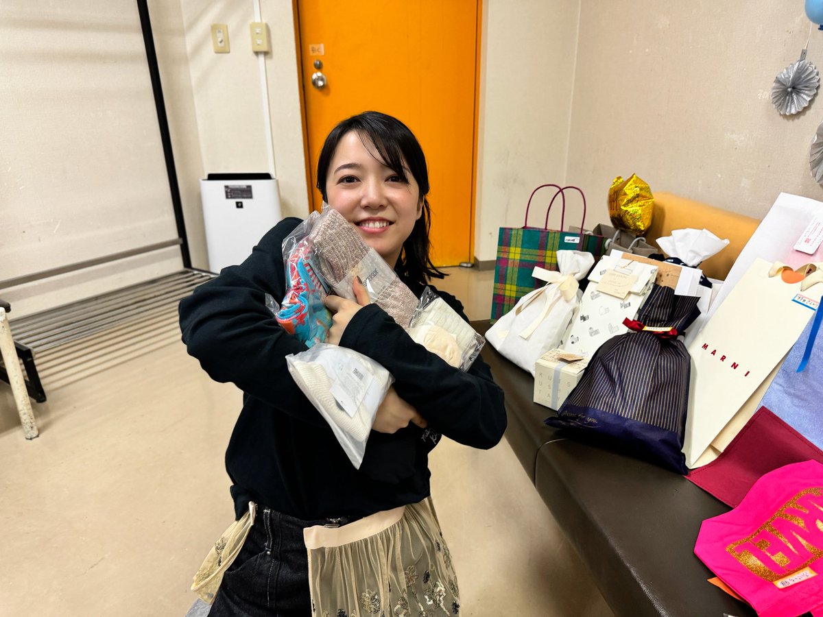 mone_tohoent's tweet photo. #yattokosa 広島！
みなさまサプライズにご協力いただきまして有難うございました🎁
…今回のプレゼントは全員統一・靴下！ライブで巡った全国各地のコンサートプロモーターさんたちからも🥺有難うございました🧦 https://t.co/E4Ma8YzTXh