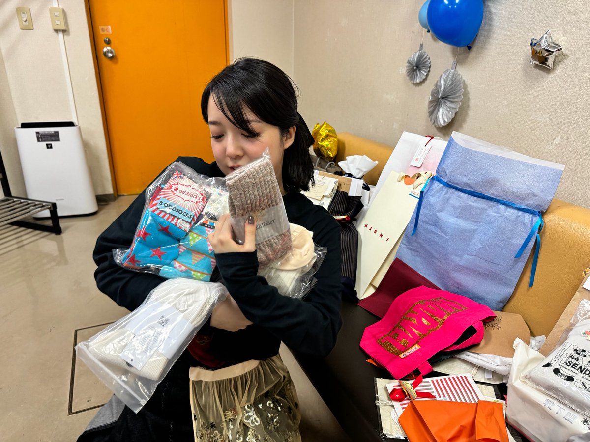 mone_tohoent's tweet photo. #yattokosa 広島！
みなさまサプライズにご協力いただきまして有難うございました🎁
…今回のプレゼントは全員統一・靴下！ライブで巡った全国各地のコンサートプロモーターさんたちからも🥺有難うございました🧦 https://t.co/E4Ma8YzTXh