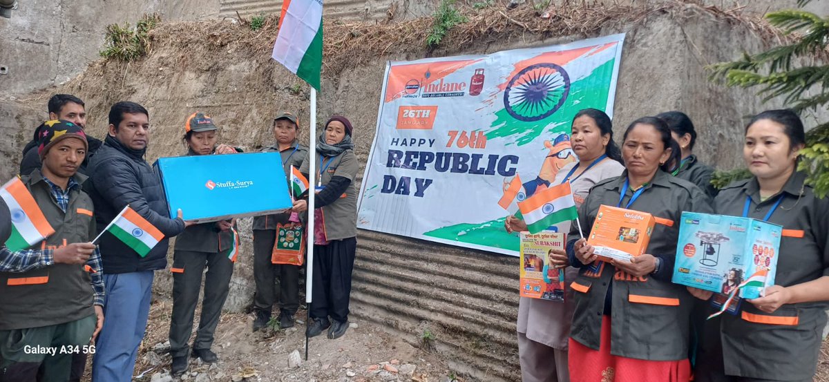 On this  75th #RepublicDay, Siliguri IDO celebrated the spirit of serving the nation by felicitating seven exceptional women #Deliveywomen who are our brand ambassadors. By ensuring safety of kitchen and delivering cylinders.
<a href="/IndianOilcl/">Indian Oil Corp Ltd</a> <a href="/EDLPGIOCL/">Sailendra K</a> <a href="/ChairmanIOCL/">ChairmanIOC</a> <a href="/LKS_Chauhan/">Lalit Chauhan</a>