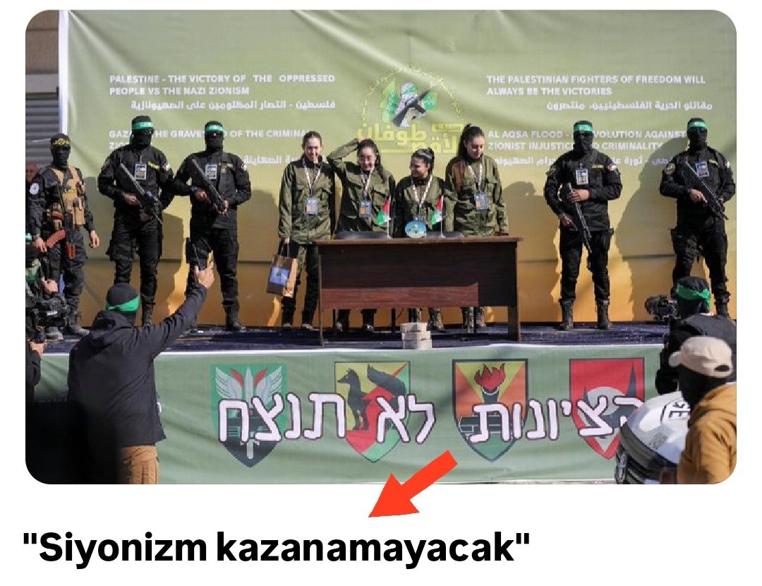 Simaye__'s tweet photo. Kassam ve Kudüs Tugayları, esir
askerlerin teslim edildiği platforma ibranice "Siyonizm kazanamayacak" yazdı. https://t.co/xAh5xl6Bth