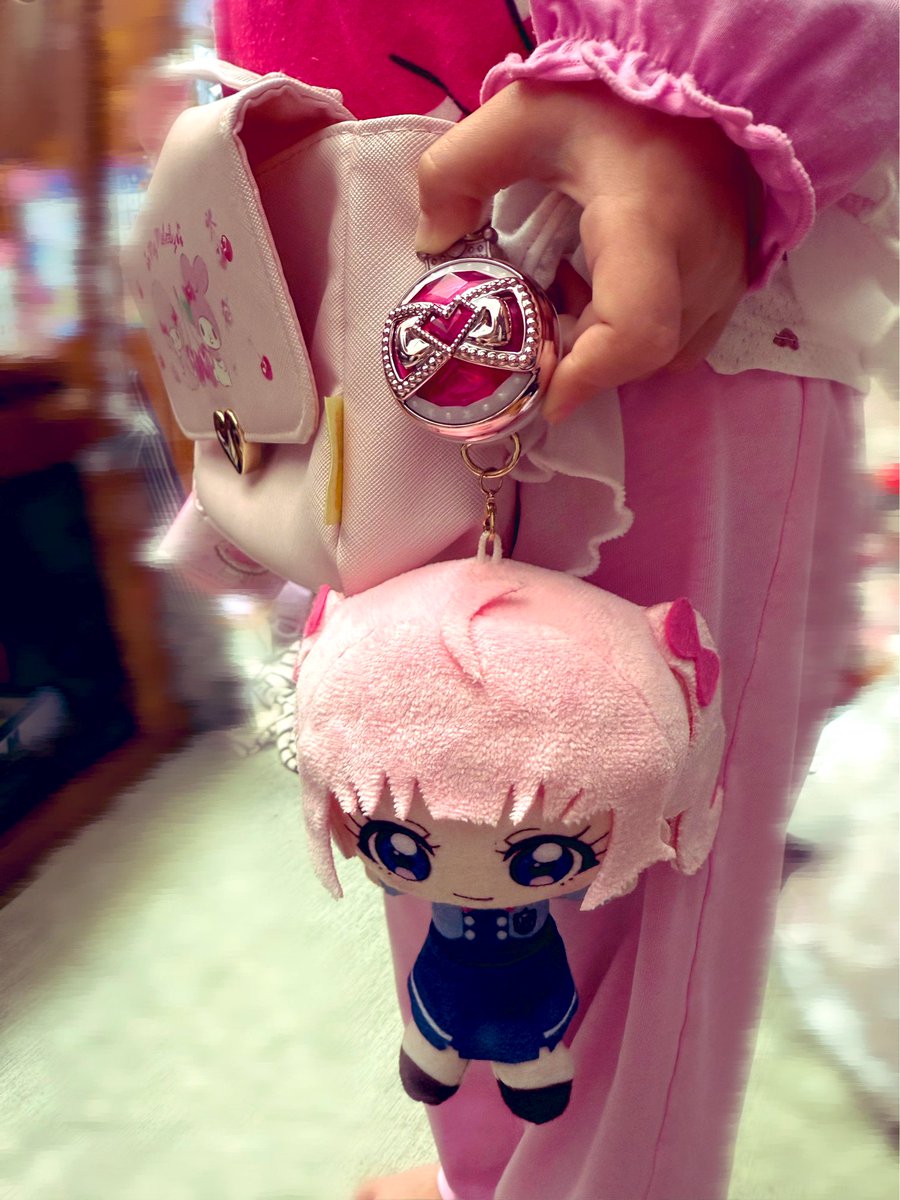 neruneru_rayu's tweet photo. アイプリブレスのバンドつけにくいから、前にXで見たキーリングに変更して鞄につけてあげたら、ひまりちゃんのぬいぐるみも付けれるって喜んでくれてよかた☺️ https://t.co/hFWiUw3LXZ