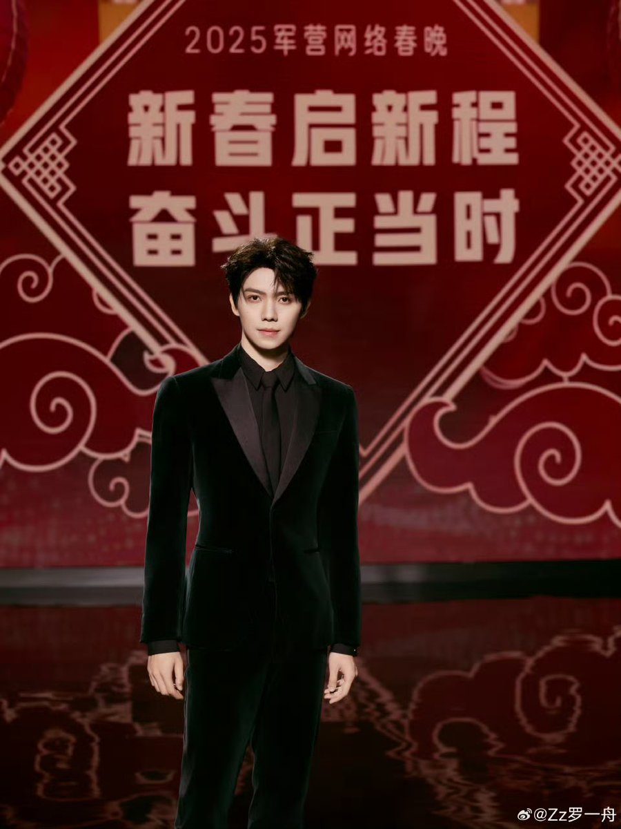 Luoyizhou1603's tweet photo. 20250126  [💚]  Weibo update!   

ก้าวไปข้างหน้าอย่างกล้าหาญ บากบั่นอย่างไม่หยุดยั้ง ก้าวสู่การเดินทางครั้งใหม่ เปิดบทใหม่ 💪 เลือดร้อนหล่อจิตวิญญาณ​ทหาร เหล่าสหายร่วมรบที่รัก สวัสดีปีใหม่! 🔥🔥🔥

🔗 https://t.co/tdETiMI0F6

#หลัวอีโจว 
#LuoYizhou 
#罗一舟 https://t.co/D0Q8XvxQC7