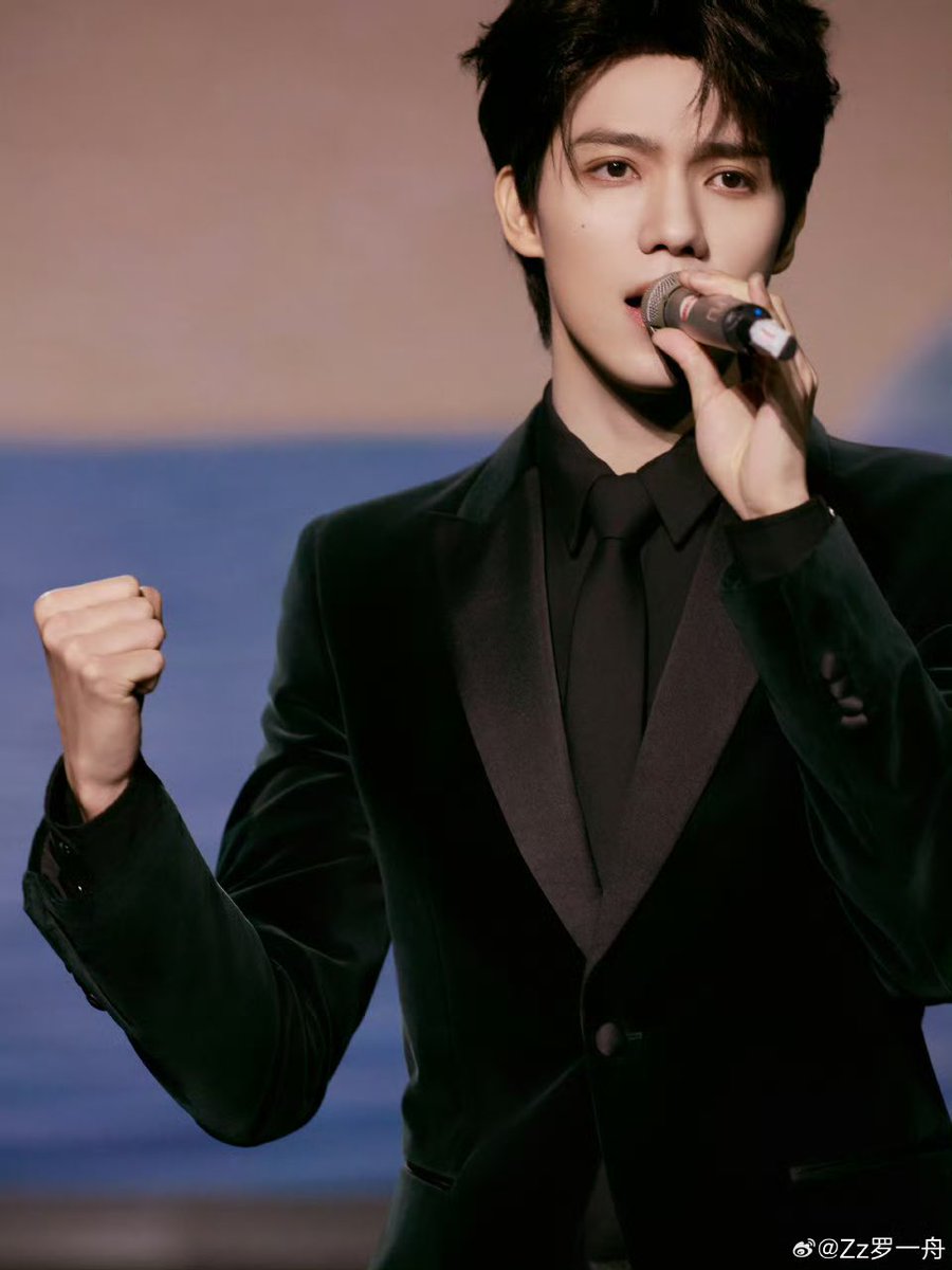 Luoyizhou1603's tweet photo. 20250126  [💚]  Weibo update!   

ก้าวไปข้างหน้าอย่างกล้าหาญ บากบั่นอย่างไม่หยุดยั้ง ก้าวสู่การเดินทางครั้งใหม่ เปิดบทใหม่ 💪 เลือดร้อนหล่อจิตวิญญาณ​ทหาร เหล่าสหายร่วมรบที่รัก สวัสดีปีใหม่! 🔥🔥🔥

🔗 https://t.co/tdETiMI0F6

#หลัวอีโจว 
#LuoYizhou 
#罗一舟 https://t.co/D0Q8XvxQC7