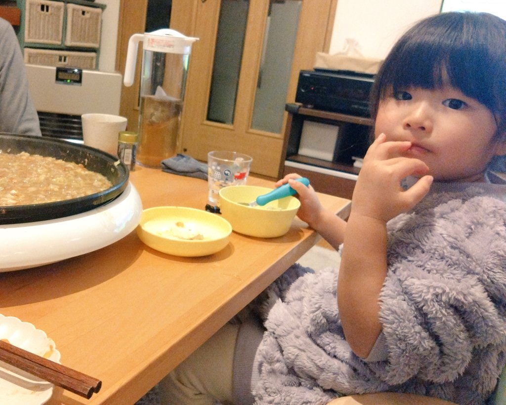 0518Hibik's tweet photo. 【休日♡♡のんびり✨】
週末はおばあちゃんおじいちゃんのところへ遊びに🎵もんじゃ焼き、はじめて食べたけど美味しかった😋♡
妹ちゃんもなんだか不思議そうに食べてました(笑)
 #休日  #もんじゃ焼き https://t.co/QtcDSuLPNP