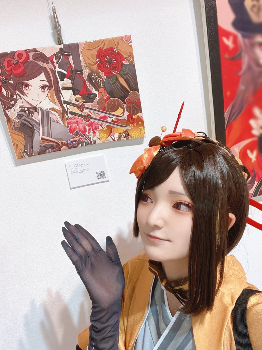 #ほよみーと の展示でしぎゅ〜(<a href="/Ru_gnsn/">しぎゅ~</a> )さんの千織イラストと一緒に撮らせて貰った☻
千織の服のデザインの良いところ総詰め合わせで好きな人が分かって描いてる絵だ〜〜〜！と嬉しくて嬉しくて🥰素敵な作品見れてテンション上がりました！ありがとうございました🙇

※展示物との自撮り投稿許可済み