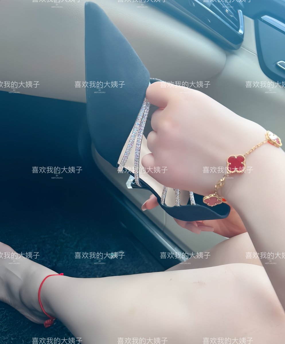 时间2023年6月1日，下班回家的时候顺带着接着大姐
刚刚摸了一下大姨子的脚丫，直接摸的，两秒钟吧，我就说鞋子那里不对，帮她调节一下，手感好，荷尔蒙急速上升，大姨子上厕所去了，等下拉着大姨子回家，大姨子换鞋子的时候偷拍的 https://t.co/VE3yD3qePv