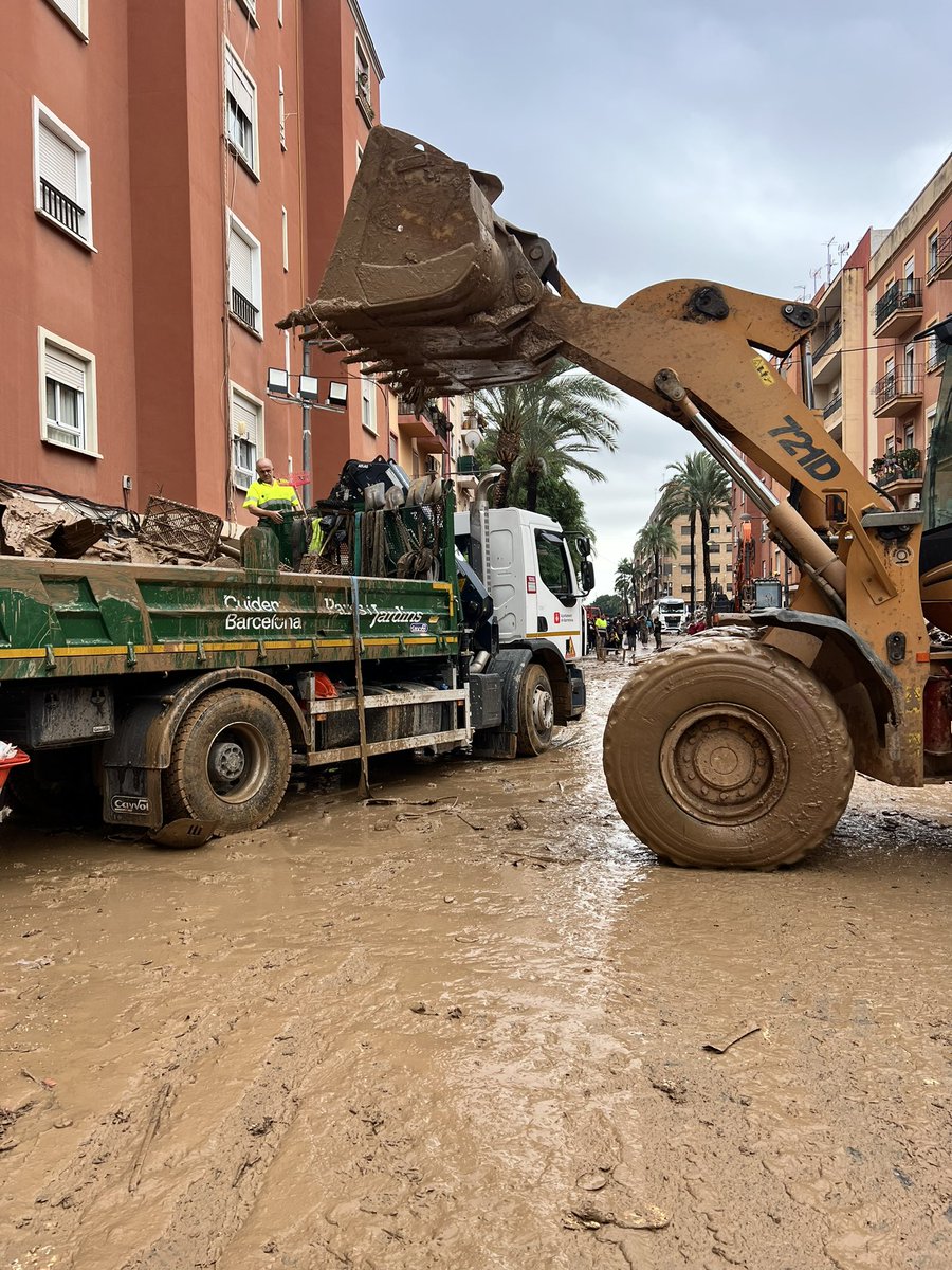 marius_vila's tweet photo. @David_Alfafar @BomberosCbpc Parques y jardines de Barcelona también estuvo dos semanas con dos camiones y una retro excavadora. https://t.co/U0kvGqrV1A