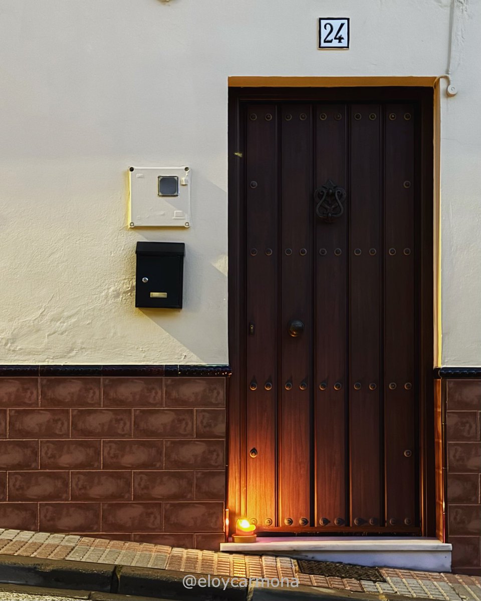 eloycarmona's tweet photo. La espera. San Sebastián. Tomares #sansebastián #fachada #frontage #puertas #doors #momentos #mores #costumbres #aljarafe #sevilla #velas #candles https://t.co/GJH7iFeHr0