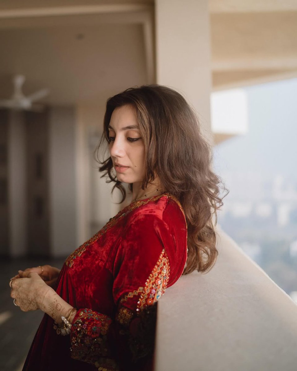 vodafone_dz's tweet photo. Boy just cannot stop capturing his gorgeous wife as he should 🛐💙 https://t.co/vbtDrMt5Ut