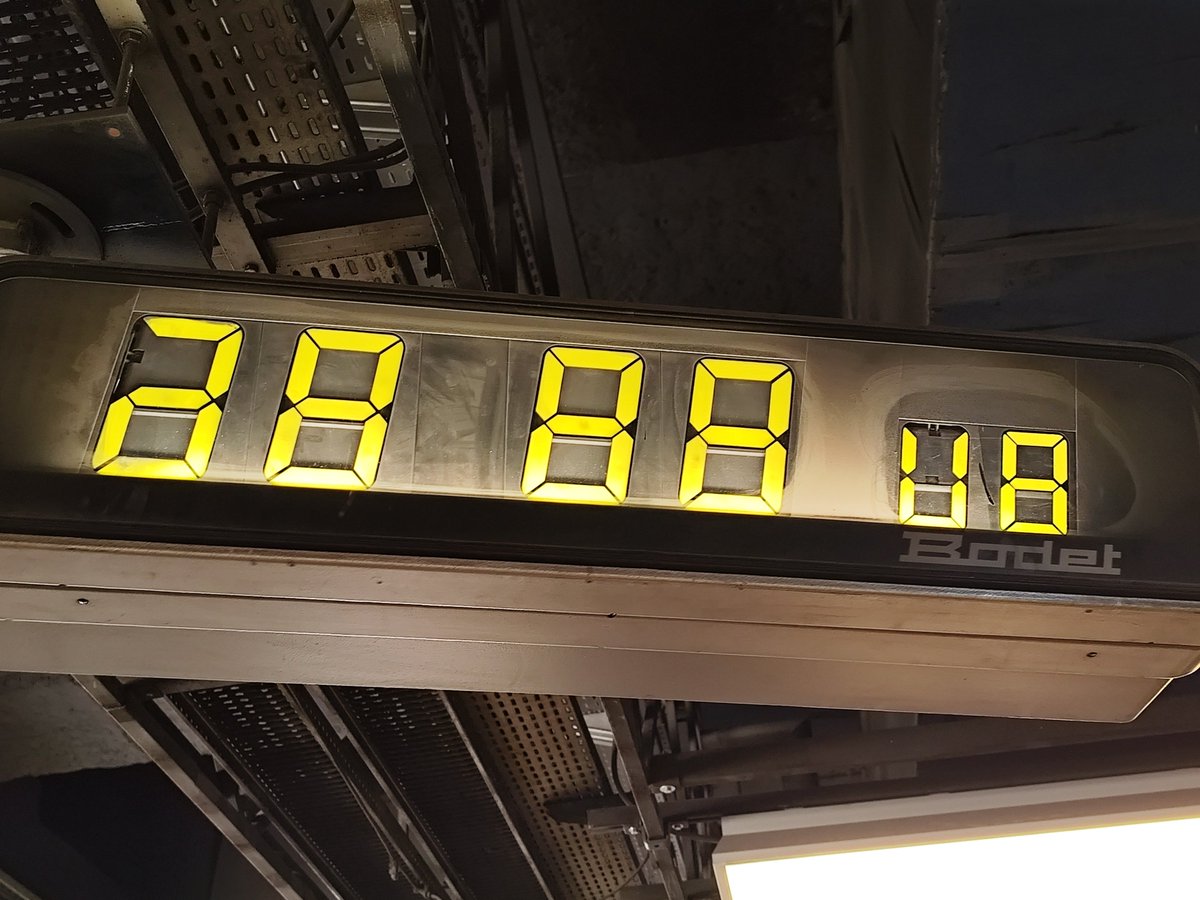 laurentduval's tweet photo. Dernier métro #IlSeFaitTard ::: Last subway #ItsGettingLate https://t.co/BDDbmBIK1f