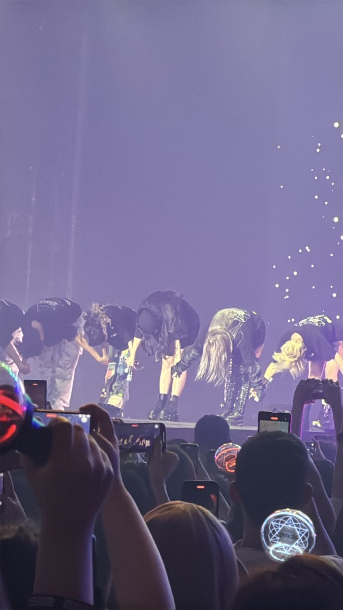 LoveBommiee's tweet photo. THANK YOU 2NE1!!! I LOVE YOU FOUREVERRRR 🤍🤍🤍 https://t.co/JOQijww0Kx