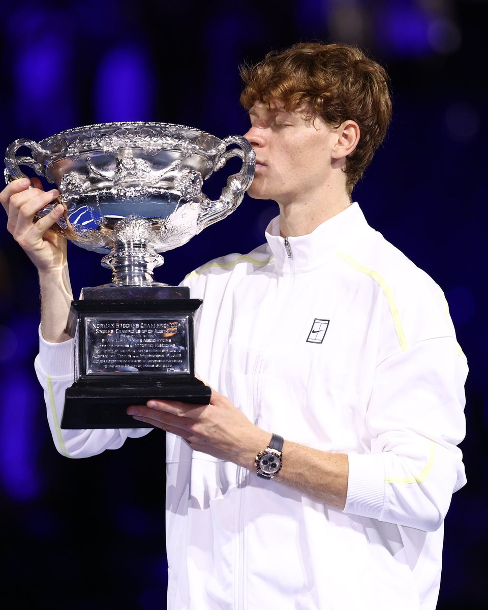 janniksin's tweet image. Taking this trophy home for a second time feels absolutely unreal!!!! ❤️❤️❤️❤️❤️ To my team and all of you who’ve cheered me on from every corner of the world – thank you! Huge respect to @AlexZverev for an incredible match 🤝🏻🤝🏻🤝🏻🇦🇺 @AustralianOpen