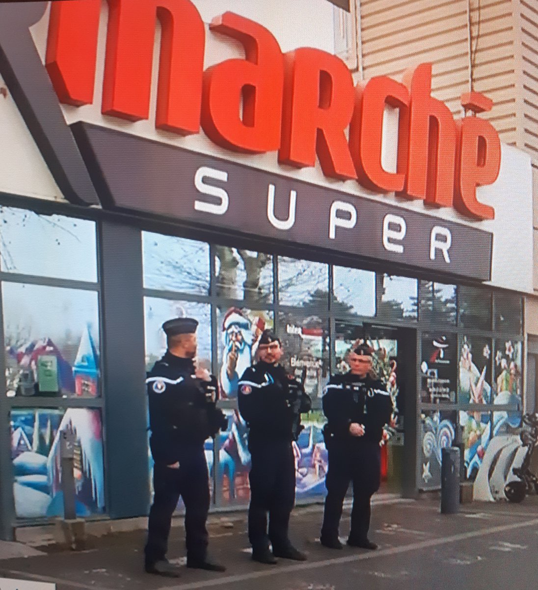 Corsu20A's tweet photo. Encore une fois un "Allah Akbar" agresse à l'aide d'un couteau dans un supermarché des personnes,cela se passe à #Apt en #PACA Apres on va nous dire pas d'amalgames et que cette religion est compatible avec la #Republique #IslamiFora ! https://t.co/6JjItMSVGk