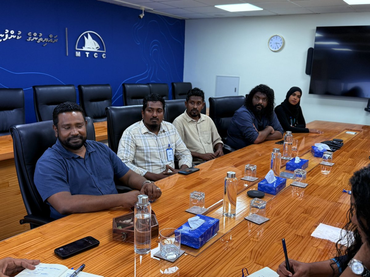 MPMohdIsmail's tweet photo. ވިލިމާލެ ރައްޔިތުންނަށް MTCC އިން ދެމުންދާ ޚިދުމަތްތަކުން ރައްޔިތުންގެ ކަންބޮޑުވުންހުރި ކަންކަމާ ގުޅޭގޮތުން  MTCC ގެ  އެމްޑީ އަޙްމަދު ސައުދީއާއި، ވިލިމާލެ  ސުޓެއަރިން ކޮމެޓީ މެންބަރުންނާއި އެކު ކުރިއަށްދިޔަ ބަށްދަލް ކުރުމުގެ ތެރެއިން  

އެމްޑީ ސައުދީ ވިދާޅުވި ގޮތުގައި ކުންފުނީގެ އުސޫލްގެ ތެރެއިން ، ރައްޔިތުންނަށް ތަކުލީފުތަކެއް އުފުލަންޖެހޭ އެންމެހާ ކަންކަން ރަނގަޅުކޮށް ވީއެންމެ އަވަހަކަށް ހައްލުކޮށް ދިނުމަކީ ރައީސުލްޖުމްހޫރިއްޔާ  ޑޮކްޓަރ މުޢިއްޒު އިސްކަމެށްދެވާ ގާތުންބެއްލެވުމަށް އަންގަވާފައިވާ ކަމެއް  . އަދި  ކައިރި މުސްތަޤު ބަލެއްގައި ވިލިމާލެ ރައްޔިތުންްގެ ކައިރިއަށް MD  ސައުދީ  ވަޑައިގެން ރައްޔިތުންގެ ކަންބޮޑުވުންހުރި ކަންކަން ބެއްލެވުމަށްފަހު ލަސްތަކެއްނުވެ ހައްލުކޮށްދެއްވާނެ ކަމަށްވެސް ވިދާޅުވިއެވެ.

ޝުކުރިއްޔާ  ރައީސް ޑޮކްޓަރ މުޢިއްޒު 
ޝުކުރިއްޔާ އެމްޑީ ސައުދީ