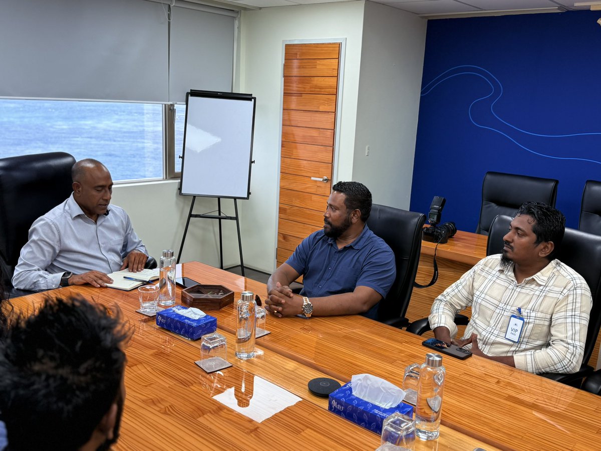 MPMohdIsmail's tweet photo. ވިލިމާލެ ރައްޔިތުންނަށް MTCC އިން ދެމުންދާ ޚިދުމަތްތަކުން ރައްޔިތުންގެ ކަންބޮޑުވުންހުރި ކަންކަމާ ގުޅޭގޮތުން  MTCC ގެ  އެމްޑީ އަޙްމަދު ސައުދީއާއި، ވިލިމާލެ  ސުޓެއަރިން ކޮމެޓީ މެންބަރުންނާއި އެކު ކުރިއަށްދިޔަ ބަށްދަލް ކުރުމުގެ ތެރެއިން  

އެމްޑީ ސައުދީ ވިދާޅުވި ގޮތުގައި ކުންފުނީގެ އުސޫލްގެ ތެރެއިން ، ރައްޔިތުންނަށް ތަކުލީފުތަކެއް އުފުލަންޖެހޭ އެންމެހާ ކަންކަން ރަނގަޅުކޮށް ވީއެންމެ އަވަހަކަށް ހައްލުކޮށް ދިނުމަކީ ރައީސުލްޖުމްހޫރިއްޔާ  ޑޮކްޓަރ މުޢިއްޒު އިސްކަމެށްދެވާ ގާތުންބެއްލެވުމަށް އަންގަވާފައިވާ ކަމެއް  . އަދި  ކައިރި މުސްތަޤު ބަލެއްގައި ވިލިމާލެ ރައްޔިތުންްގެ ކައިރިއަށް MD  ސައުދީ  ވަޑައިގެން ރައްޔިތުންގެ ކަންބޮޑުވުންހުރި ކަންކަން ބެއްލެވުމަށްފަހު ލަސްތަކެއްނުވެ ހައްލުކޮށްދެއްވާނެ ކަމަށްވެސް ވިދާޅުވިއެވެ.

ޝުކުރިއްޔާ  ރައީސް ޑޮކްޓަރ މުޢިއްޒު 
ޝުކުރިއްޔާ އެމްޑީ ސައުދީ