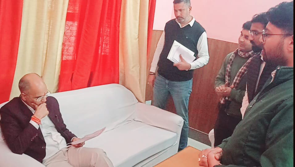 आज फिर एक बार कैबिनेट मंत्री श्री <a href="/OnlineKanhaiya/">Kanhaiya Lal Choudhary</a> जी से भेंट हुई
#मालपुरा के #कंप्यूटर_अनुदेशक साथियों द्वारा मंत्री जी को केडर विसंगति को लेकर अपनी पीड़ा बताई और ज्ञापन दिया
मंत्री जी ने हमारी मांग को शिक्षामंत्री जी से पूरा करवाने हेतु आश्वस्त किया।
आशा है जल्द ही परिणाम मिलेगा