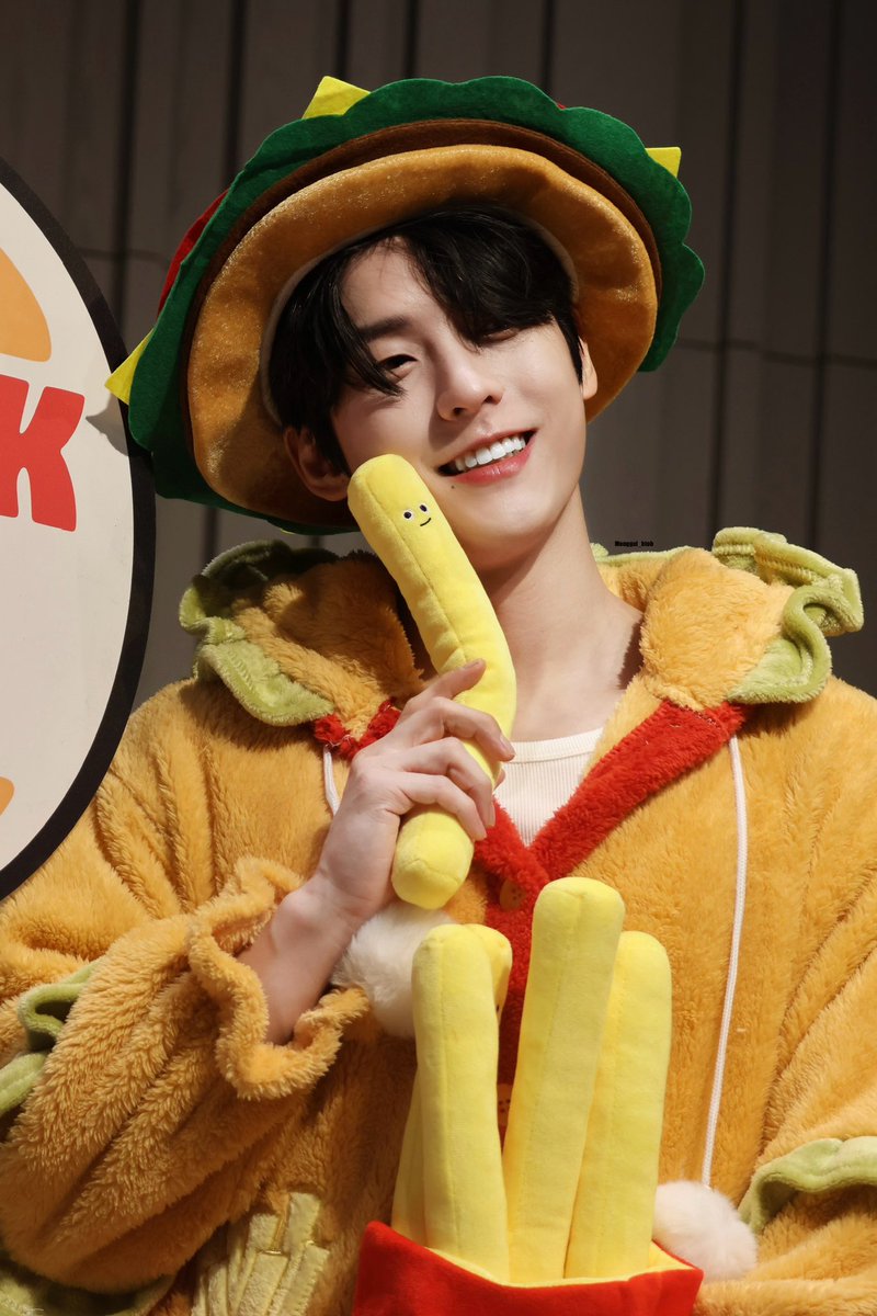 250126 시그팬싸인회
🍔💙

#비투비 #이민혁 #LEE_MINHYUK  #민혁 #MINHYUK #허타람찌 #HUTAZONE
#BTOB #HUTA <a href="/btob2mh/">HUTA</a>