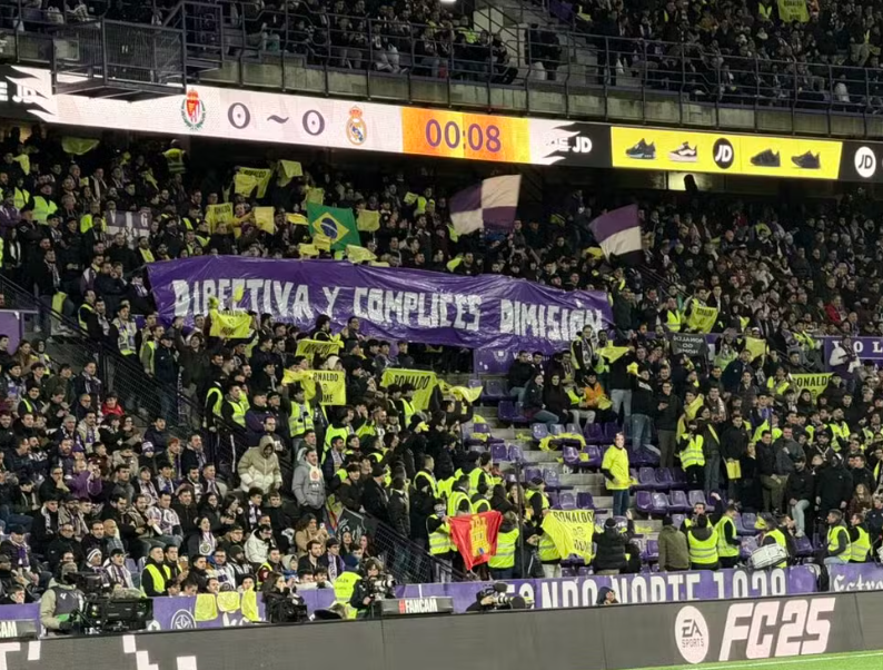 sportv's tweet photo. Torcedores do Valladolid, da Espanha, pedem saída de Ronaldo: "Vá logo"

https://t.co/yGzy2QEWni

#FCSeries https://t.co/rPzem0KctJ