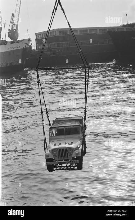 ToilyKurbanov's tweet photo. Shipping first equipment from Rotterdam for the Dutch troops sent to @UNIFIL_ Lebanon. Date: February 13, 1979
#UNhistory #UN80 https://t.co/9SqcUBfAOf