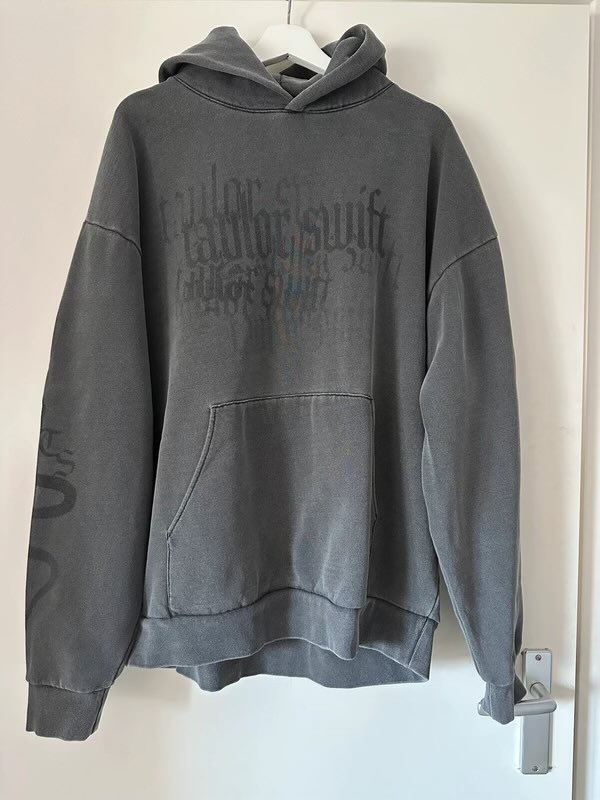 cryinggetaway13's tweet photo. Hi! I am selling my reputation hoodie because it is too big for me unfortunately:((
#reputation
#TaylorSwift 
#erastour
 
https://t.co/49qxcP63Xb https://t.co/aLTHvW5fmn