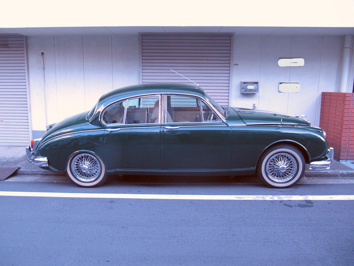 irrlicht2013's tweet photo. JAGUAR Mk II (1959~67)
ジャガー・マーク2

ビュートも悪くはないが本物の貫禄！

以下前回説明
光岡ビュートかと通り過ぎてしまいそうだが、こちらが本物。全長4572mm、全幅1702mmと大きさもジャガーとしては小型でビュートに近い。しかし内装は豪華でエンジンも2.5~3.8Lと高級車並みにパワフル。 https://t.co/FIInwknVt2