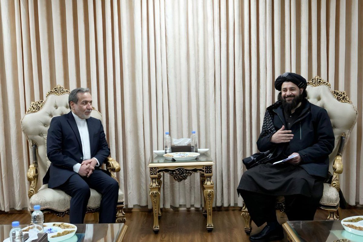 Ghazniwall313's tweet photo. تازه 
د ایران د بهرنیو چارو وزیر ښاغلي سید عباس عراقچي د افغانستان اسلامي امارت د ملي دفاع وزارت سرپرست وزیر محترم مولوي محمد یعقوب مجاهد سره وکتل. https://t.co/NDqysQfTcG
