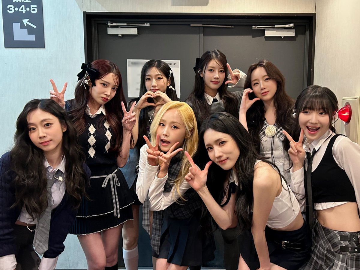 OfficialLVLZ_JP's tweet photo. 「冬の国のLOVELYZ 4 IN JAPAN」無事終了❄️
Lovelinusのおかげでプレゼントのような幸せいっぱいの時間を過ごせたLovelyzでした💕

お越しいただいたLovelinusのみなさん、ありがとうございました👋

#Lovelyz #러블리즈
#冬の国のLOVELYZ4 #Lovelinus https://t.co/Pu7uPcVP5h