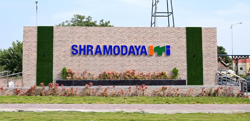 कौशल विकास के क्षेत्र में अग्रणी हमारे होनहार...

मुझे यह बताते हुए प्रसन्नता है कि श्रम मंत्रालय, कर्मकार कल्याण मंडल (BoCW) द्वारा वित्तीय पोषित एवं CRISP द्वारा निर्मित व संचालित गरीब श्रमिकों के आश्रित बच्चों को व्यावसायिक शिक्षा देने के उद्देश्य से दो वर्ष पूर्व निर्मित