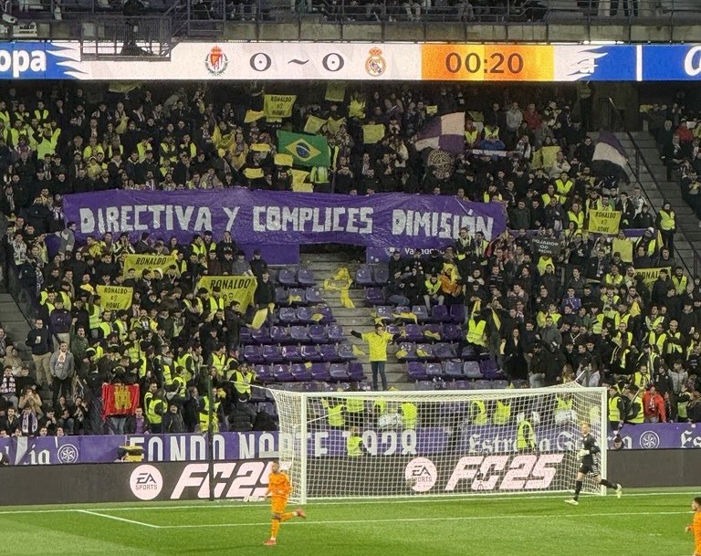 FondoNorte1928's tweet image. REAL VALLADOLID vs Real Madrid.

Cuando protestamos por el cambio de escudo éramos pocos, cuando empezamos a sacar banderas amarillas éramos pocos y ayer hubo pocos chalecos, pero nosotros no somos de rendirnos... Vamos a seguir con nuestros chalecos y lo decimos desde YA.
