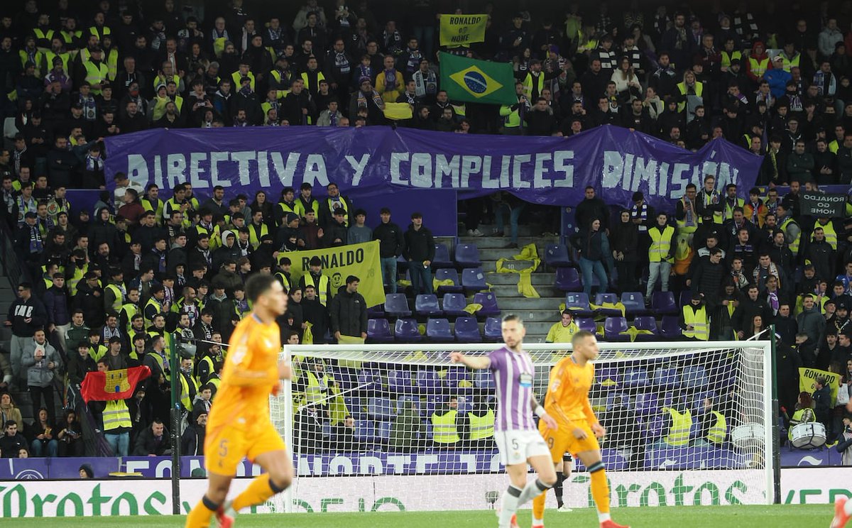 FondoNorte1928's tweet image. REAL VALLADOLID vs Real Madrid.

Cuando protestamos por el cambio de escudo éramos pocos, cuando empezamos a sacar banderas amarillas éramos pocos y ayer hubo pocos chalecos, pero nosotros no somos de rendirnos... Vamos a seguir con nuestros chalecos y lo decimos desde YA.