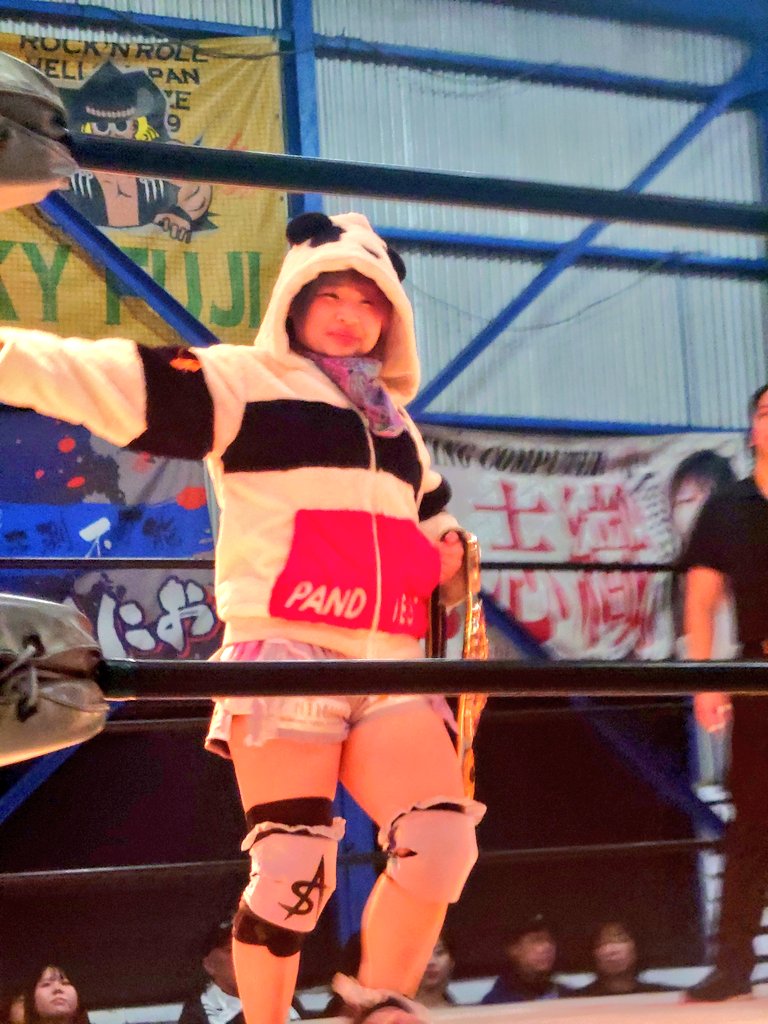 TV87941881's tweet photo. 1月26日
#2AW #2AWスクエア #GRAND_SLAM 

#笹村あやめ 選手

グリズリー藤滝 選手との動物対決！

パンダvsクマ
んっ？
パンダも、クマの種類だ💦

着てきた、パーカーを綺麗に畳んでた💡

あやめ選手の笹団子で勝利✨

#見てろよ2AWはオモシロイ https://t.co/I9bosoByYH