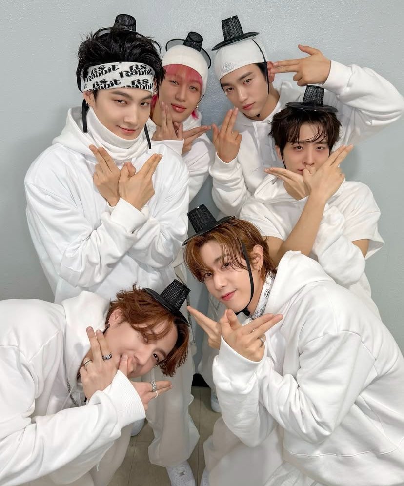 shineoncyj's tweet photo. my silly boys and their team wang signs :( https://t.co/GRhOy4pmPQ