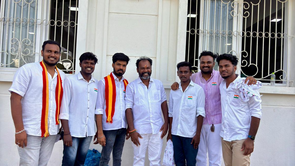 Vigneshtvk6's tweet photo. இன்று கழக நிகழ்ச்சியில் அண்ணன்  #விஜய்அன்பரின் அரவணைப்ப���ல் தம்பிகள்🫂✨🇮🇳🫡..
@VijayAnban_offl https://t.co/lhsArzCu36