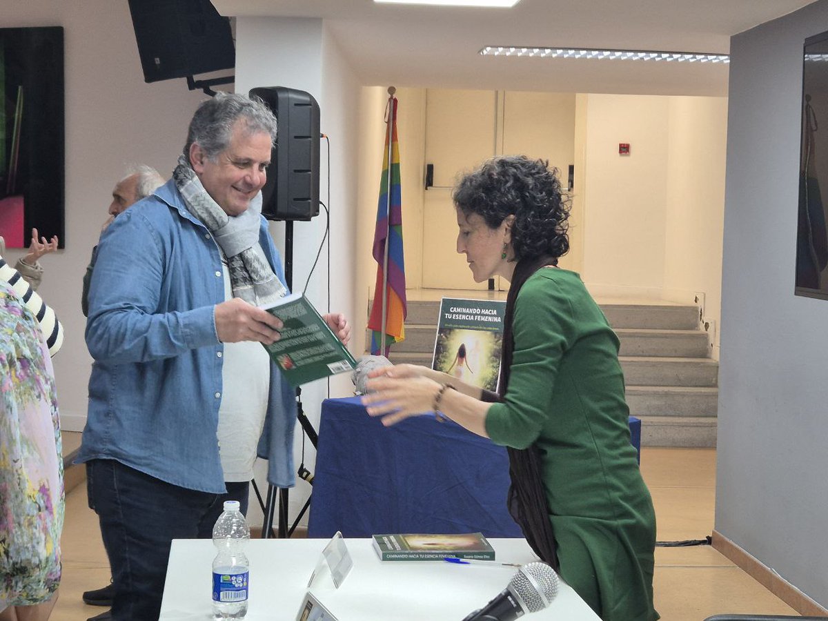 AytoParla's tweet photo. Susana Gómez Díez ha presentado hoy en #ParlaEscribe✒️su libro📖 “𝐶𝑎𝑚𝑖𝑛𝑎𝑛𝑑𝑜 ℎ𝑎𝑐𝑖𝑎 𝑡𝑢 𝑒𝑠𝑒𝑛𝑐𝑖𝑎 𝑓𝑒𝑚𝑒𝑛𝑖𝑛𝑎”, una aventura de exploración interior física y emocional a través de las estaciones y los meses del año.
@Ramonjurado @CulturaParla @GemaGmagt https://t.co/yZm1X1SQcA