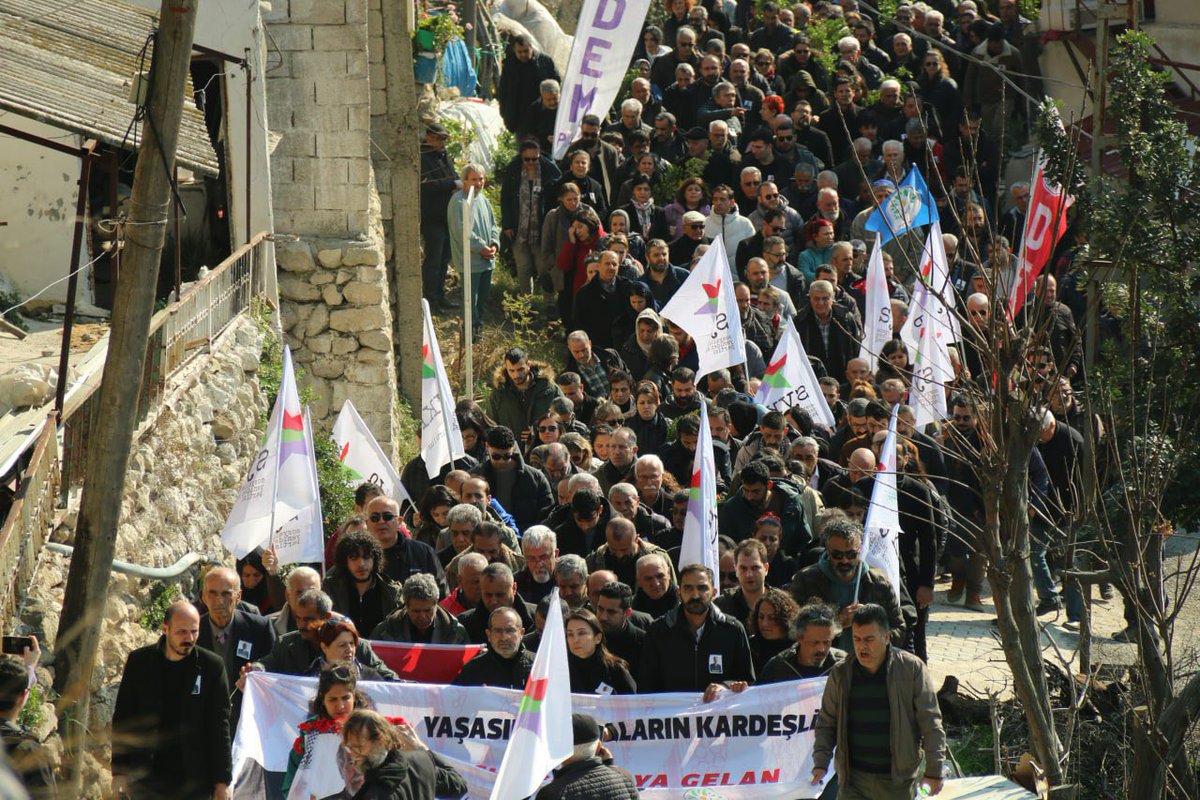 TulayHatim's tweet photo. Sevgili yoldaşım Bereket Kar’ı sonsuzluğa uğurladık…

O, yaşamını hakların eşitliğine adayan, bu uğurda son anına kadar mücadele eden enternasyonalist bir devrimciydi… Bizlere ve Türkiye devrimci hareketine kattığı her şey için minnettarız. 

Anısı, Türkiye ve Ortadoğu halklarının mücadelesinde yaşamaya devam edecek.
