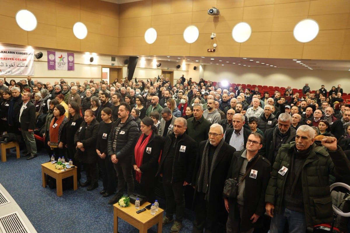 TulayHatim's tweet photo. Sevgili yoldaşım Bereket Kar’ı sonsuzluğa uğurladık…

O, yaşamını hakların eşitliğine adayan, bu uğurda son anına kadar mücadele eden enternasyonalist bir devrimciydi… Bizlere ve Türkiye devrimci hareketine kattığı her şey için minnettarız. 

Anısı, Türkiye ve Ortadoğu halklarının mücadelesinde yaşamaya devam edecek.