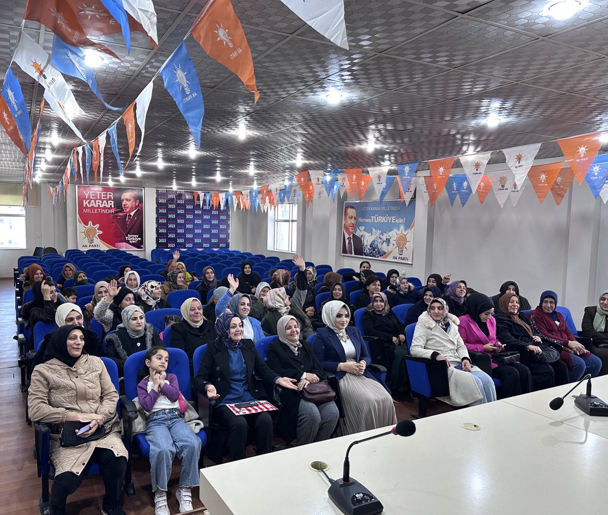 akkadin_batman's tweet photo. Kadın Kolları Başkanımız Sn. Seval Aksoy Başkanlığında, haftalık yönetim kurulu toplantısı düzenlendi.
Miraç gecesi vesilesi ile yaptığı huzur verici sohbetlerinden dolayı Ayşe Hocamıza şükranlarımızı sunuyoruz.
@RTErdogan https://t.co/8HYLWwW866