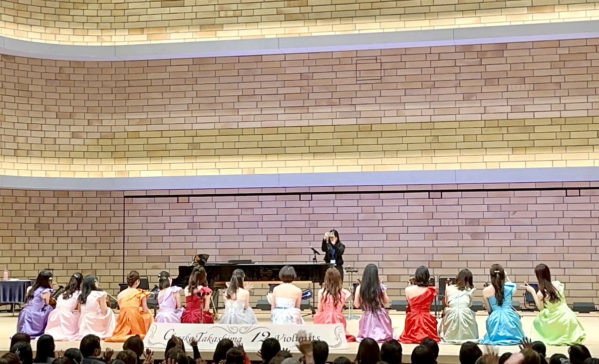 kan_01_19's tweet photo. 今日は、高嶋ちさ子 12人のヴァイオリニスト コンサートへ🎻

高嶋ちさ子さんのお話おもしろいし楽しい♪✨️

前回買ったハーブティーが美味しかったので今回も購入♪
今回はレモングラスブレンドでした。
飲むの楽しみ～😊💗

最後は撮影OKでした♪♡
ヾ(o´∀｀o)ﾉﾜｧｰｨ♪ https://t.co/xMaZovtOYu