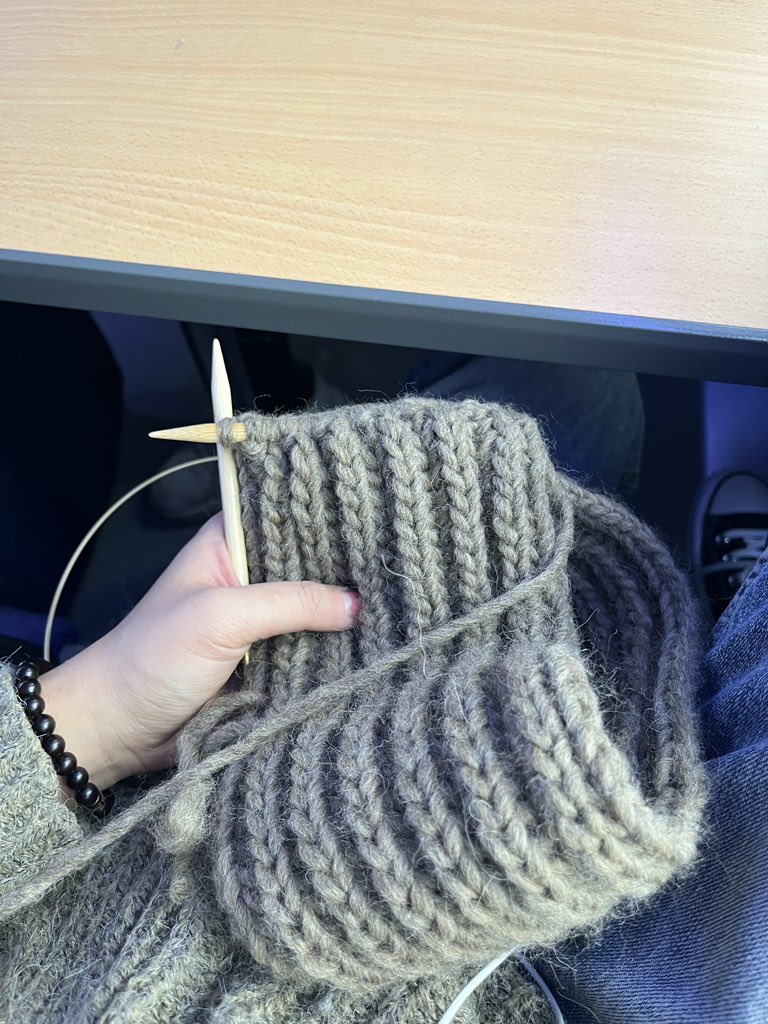 베를린 가는 길에 심심해서 목도리뜨기