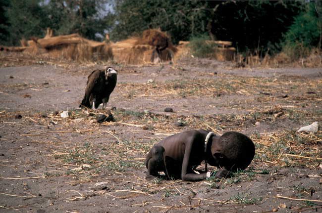 御上先生 〈ハゲワシと少女〉 ▶︎1994年、ケビン・カーター（Kevin