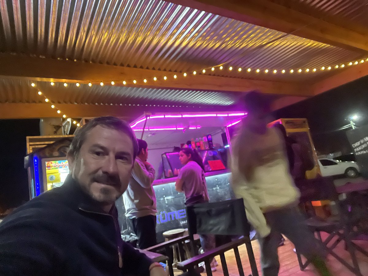 CINE MÓVIL Y PASEO GASTRONÓMICO EN LA LAGUNA CACIQUE CHIQUICHANO.

Disfrutamos de una linda propuesta de Auto Cine y compartimos luego con vecinos en los Food Trucks recientemente organizados y habilitados.