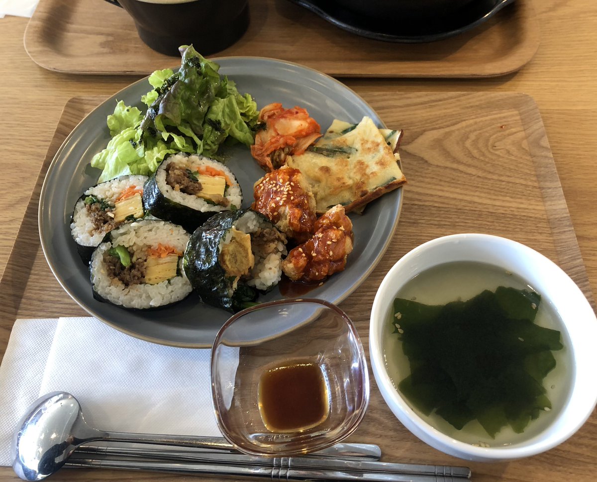 pochihokuro's tweet photo. 行ってみたかった韓国料理のカフェでキンパランチいただきました😋
次はお店の人と仲良くなって、店内のモニターでCNBLUEの映像を流してもらおう作戦✌️😆
#monjo
#CNBLUE https://t.co/qSPXwDeiOM