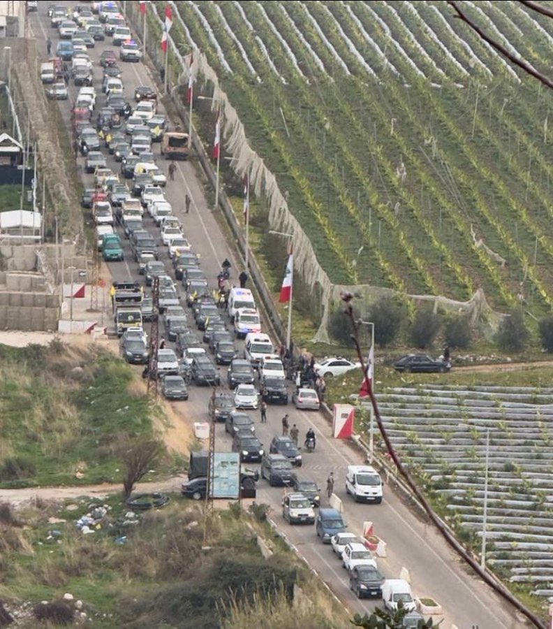 اليوم مشهد يفيض بالعزة الوطنية: 
أبناء الجنوب المدنيون يعودون إلى قراهم وبيوتهم، يرافقهم الجيش اللبناني، رمز السيادة والكرامة.
هي لحظات تجسد التمسك بالأرض والتجزّر بالوطن، مشاهد تلامس القلوب وتُحيي روح الكرامة والفخر.
كل الإحترام والتقدير لصمود أهلنا الأبطال، الذين أثبتوا أن