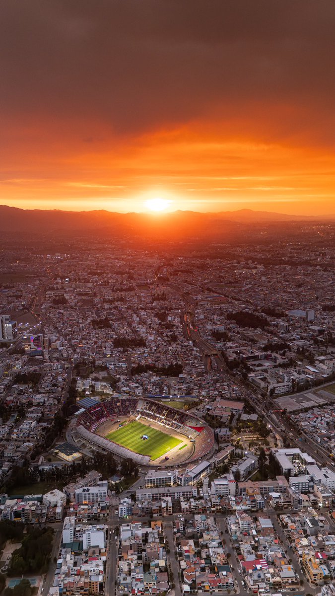 rodriguezbar7's tweet photo. ¡El sunset que nos regaló Arequipa ayer en la Presentación de @MelgarOficial !

📍Monumental de la UNSA https://t.co/rNARmwM7it